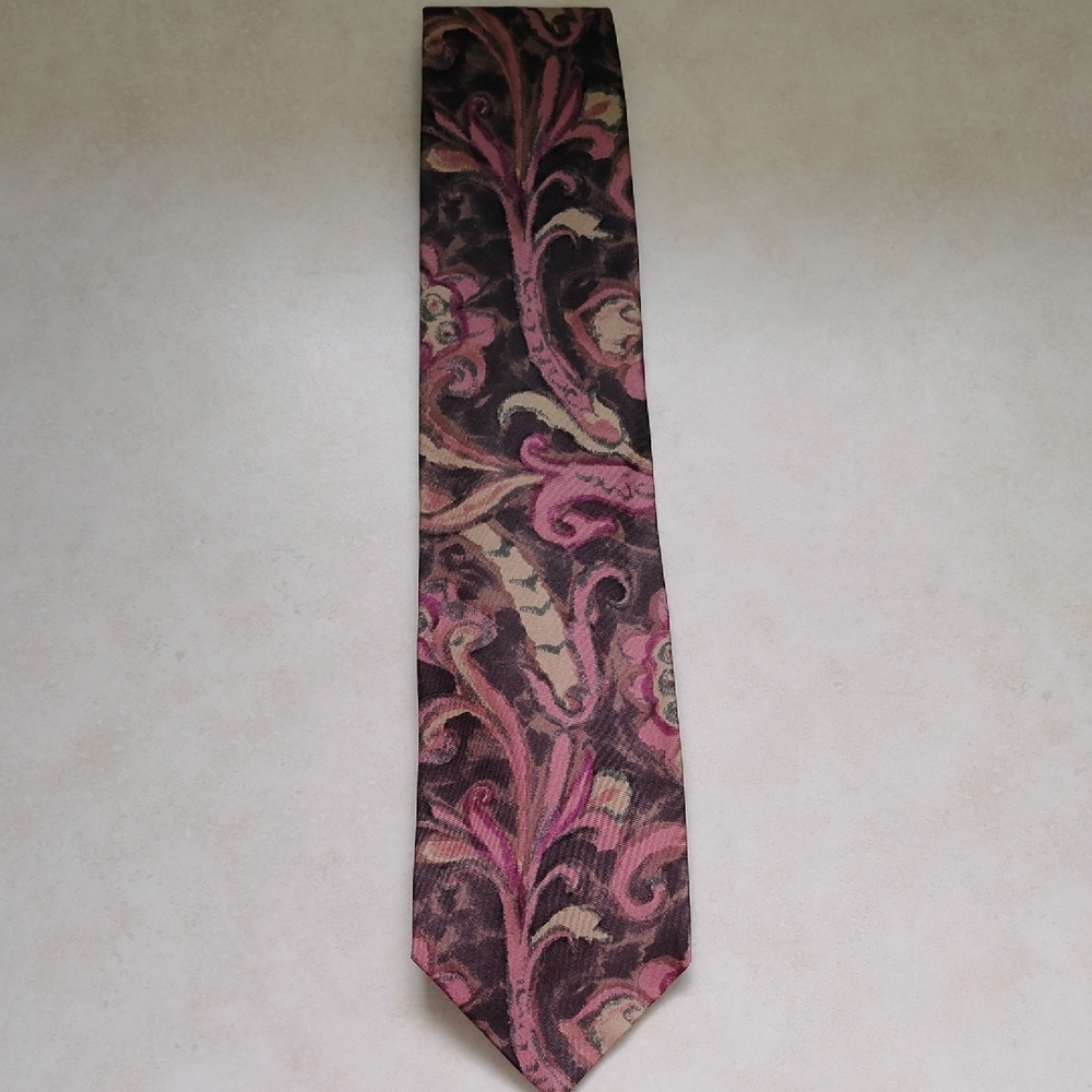 Elegant Christian St. John Paisley Silk Tie